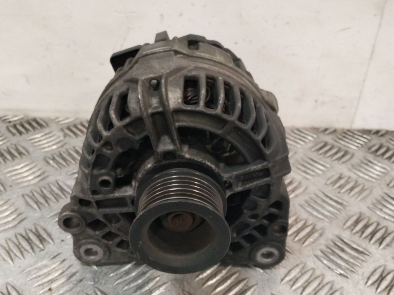 Recambio de alternador para volkswagen polo (6n2) 1.4 16v referencia OEM IAM 037903025M  