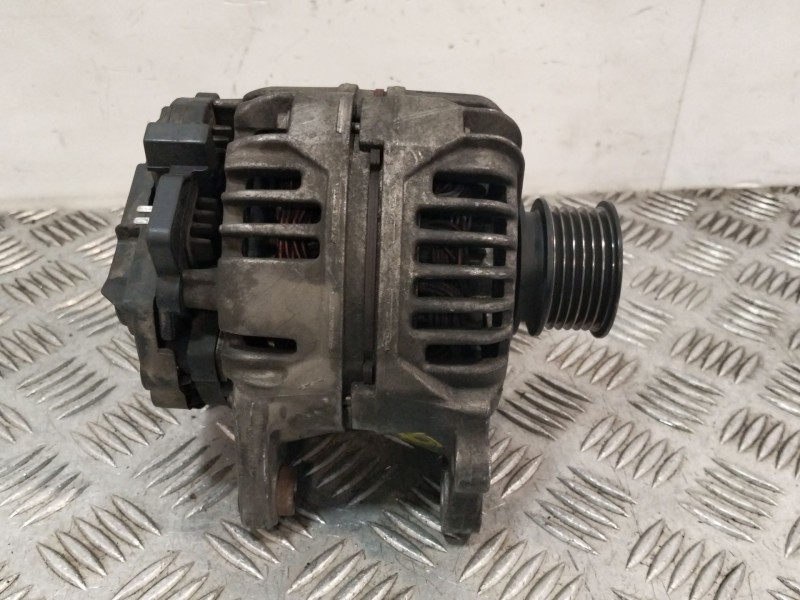 Recambio de alternador para volkswagen polo (6n2) 1.4 16v referencia OEM IAM 037903025M  