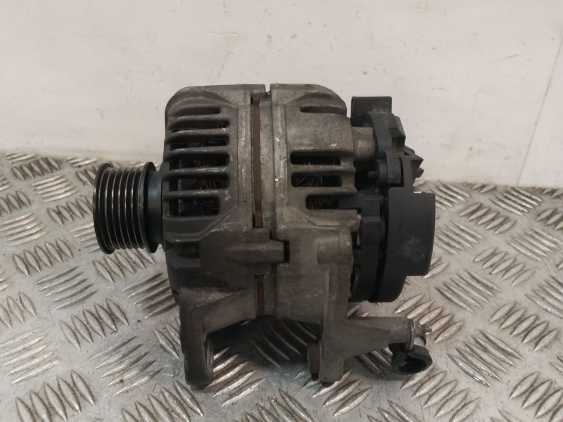 Recambio de alternador para volkswagen polo (6n2) 1.4 16v referencia OEM IAM 037903025M  