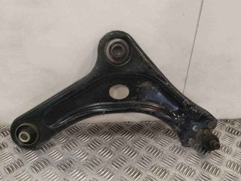 Recambio de brazo suspension inferior delantero derecho para peugeot 208 referencia OEM IAM   