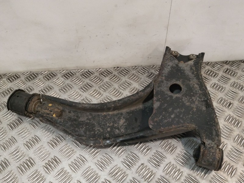 Recambio de brazo suspension inferior delantero derecho para nissan serena (c23m) referencia OEM IAM   