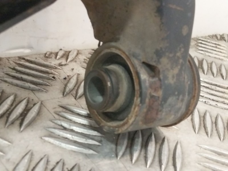 Recambio de brazo suspension inferior delantero izquierdo para nissan serena (c23m) referencia OEM IAM   