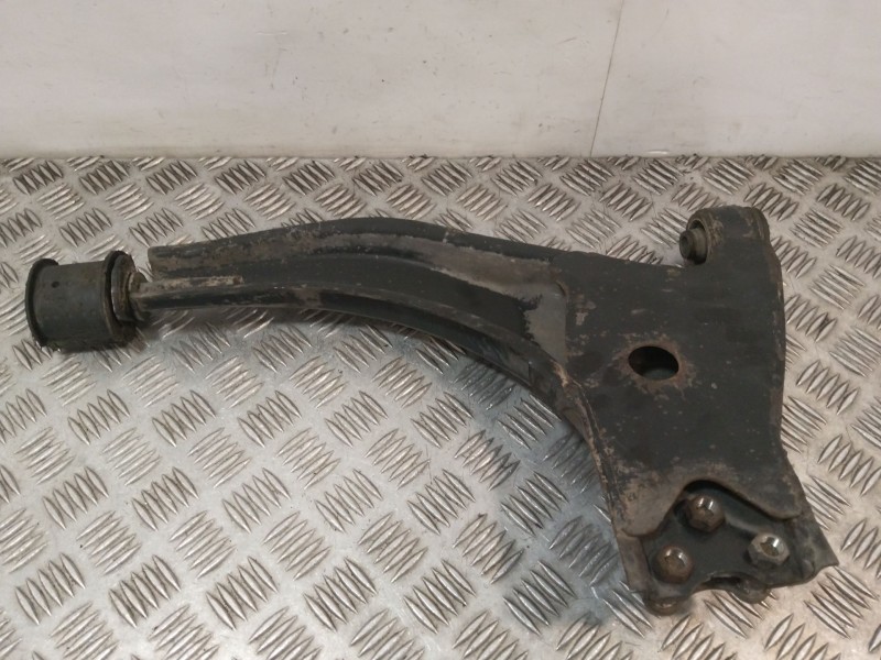 Recambio de brazo suspension inferior delantero izquierdo para nissan serena (c23m) referencia OEM IAM   