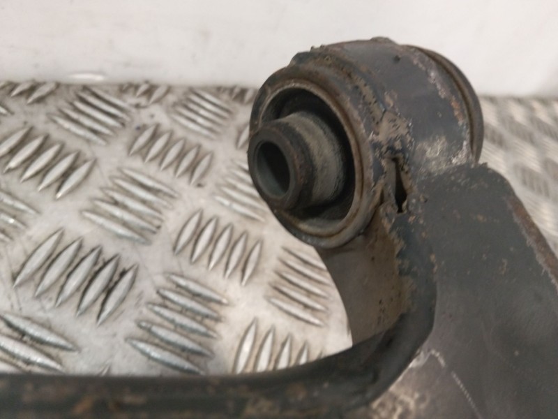 Recambio de brazo suspension inferior delantero izquierdo para nissan serena (c23m) referencia OEM IAM   