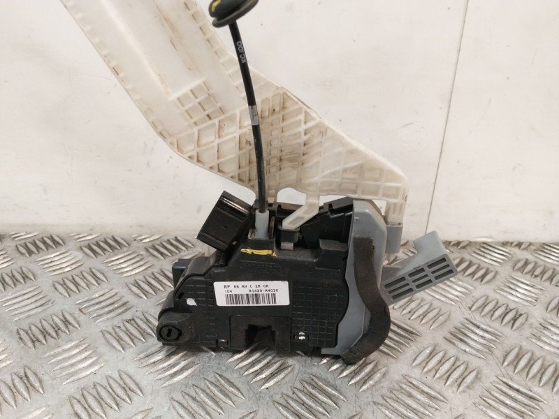 Recambio de cerradura puerta trasera derecha para kia carens iv 1.7 crdi referencia OEM IAM 81420A4030  