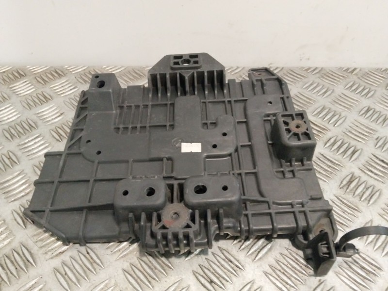 Recambio de soporte bateria para kia carens iv 1.7 crdi referencia OEM IAM 37150A4100  