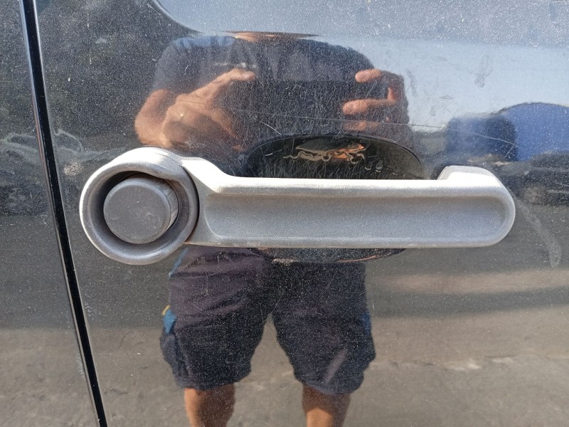 Recambio de maneta exterior delantera derecha para dodge nitro 2.8 crd referencia OEM IAM 04589164AI  