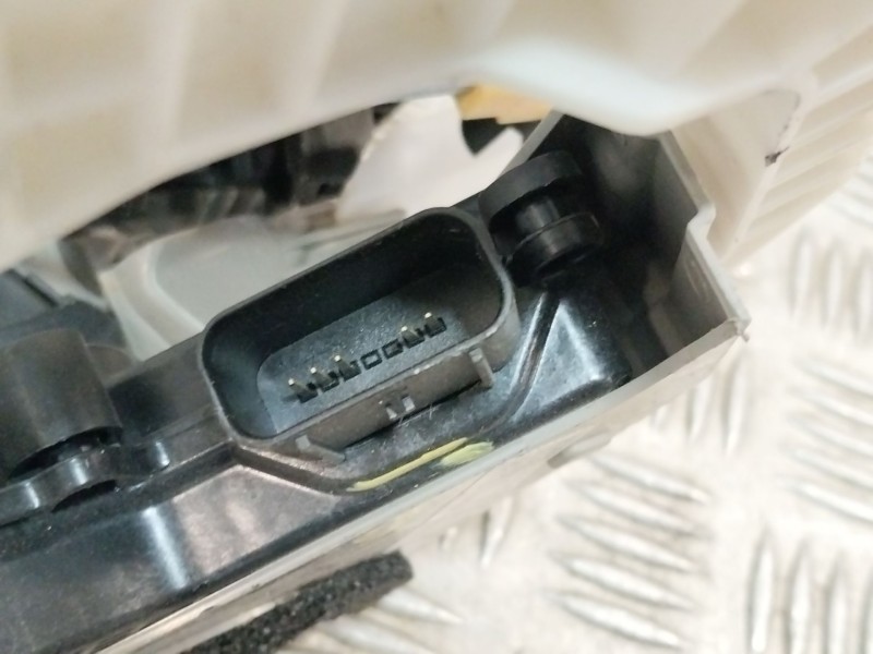 Recambio de cerradura puerta delantera derecha para kia xceed (cd) 1.5 t-gdi mhev referencia OEM IAM 81320J7000  