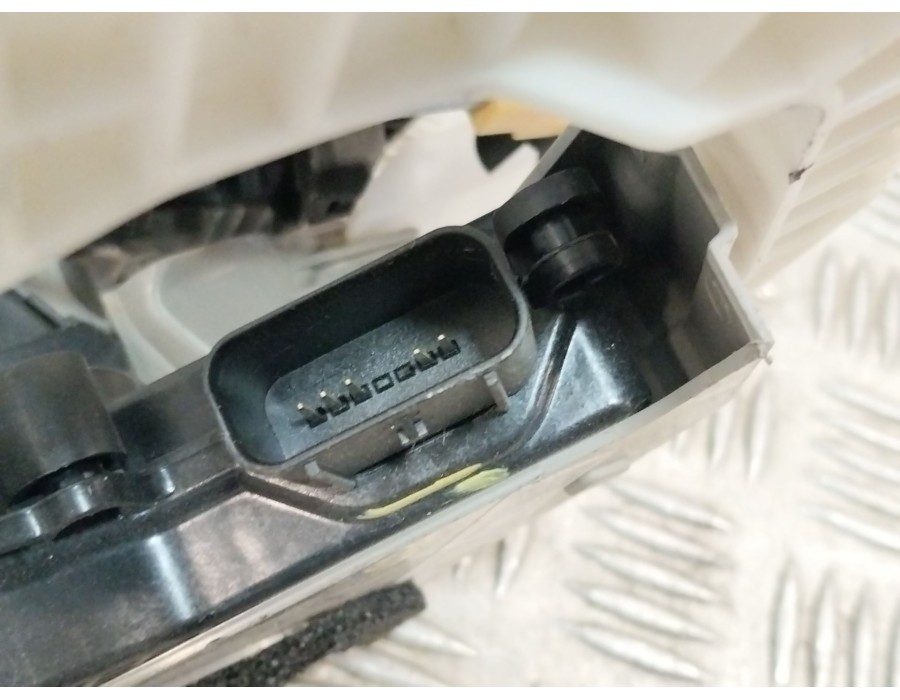 Recambio de cerradura puerta delantera derecha para kia xceed (cd) 1.5 t-gdi mhev referencia OEM IAM 81320J7000  