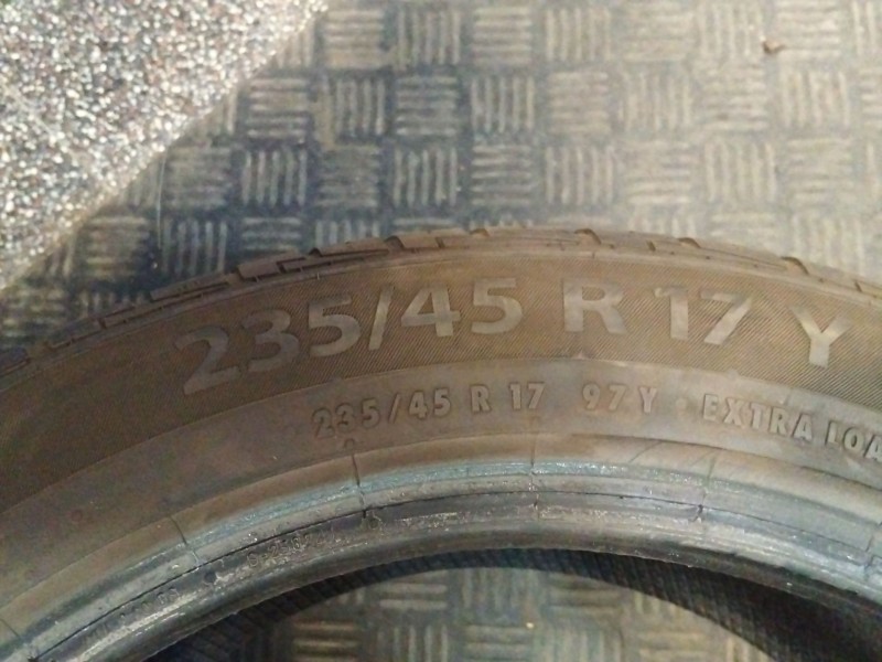 Recambio de neumatico pareja para neumatico neumatico ocasion referencia OEM IAM 235/45/R17 NORAUTO 