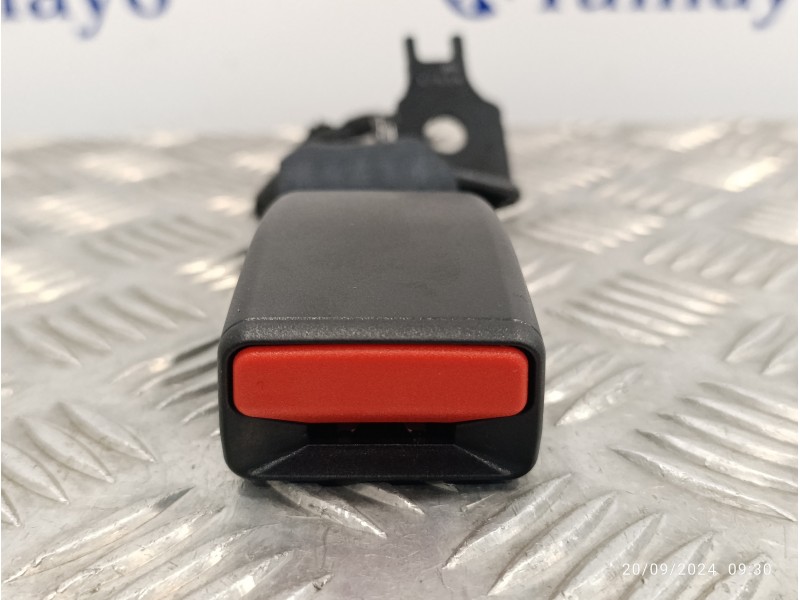 Recambio de enganche cinturon trasero izquierdo para opel corsa f referencia OEM IAM 6403047ETD  2640351300C