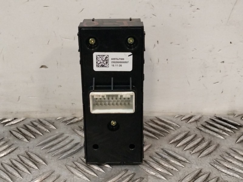 Recambio de mando elevalunas delantero izquierdo para kia xceed (cd) 1.5 t-gdi mhev referencia OEM IAM 93571J7000  