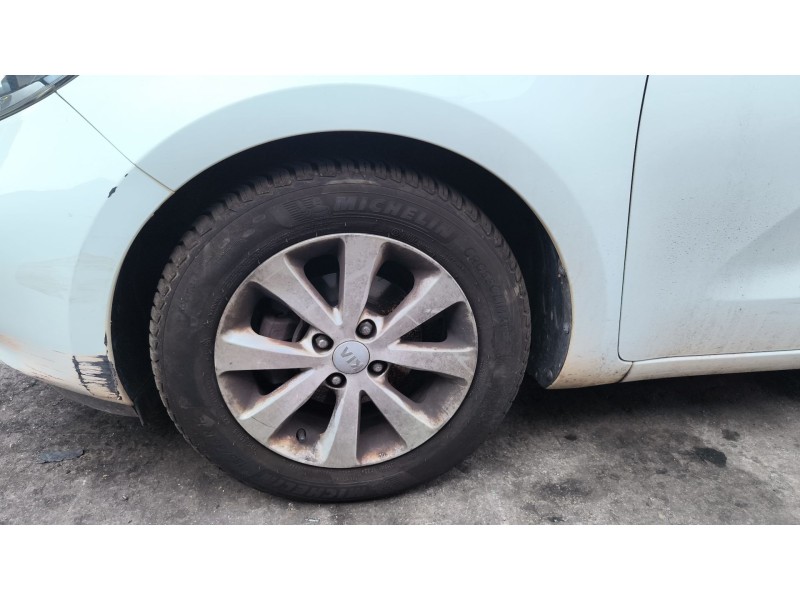 Recambio de paso de rueda delantero izquierdo para kia rio iii (ub) 1.25 cvvt referencia OEM IAM 868111W000  