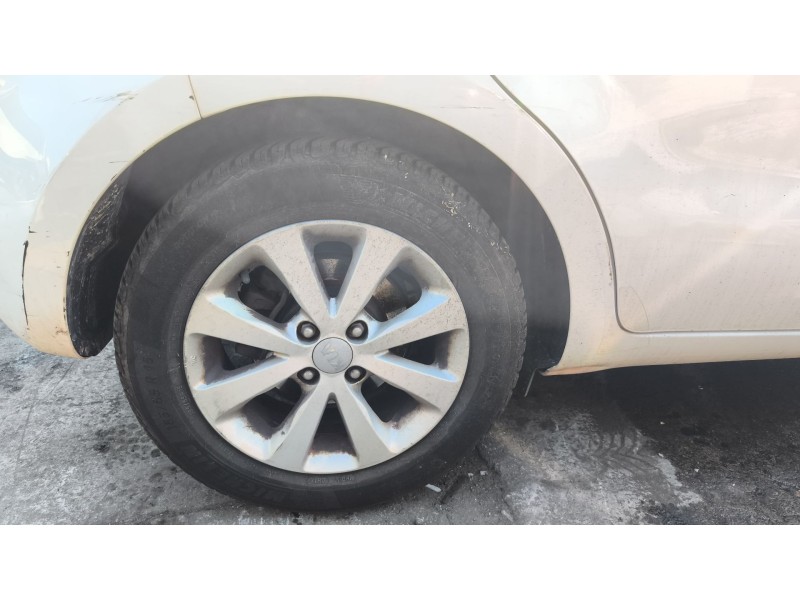 Recambio de paso de rueda trasero derecho para kia rio iii (ub) 1.25 cvvt referencia OEM IAM 868221W010  