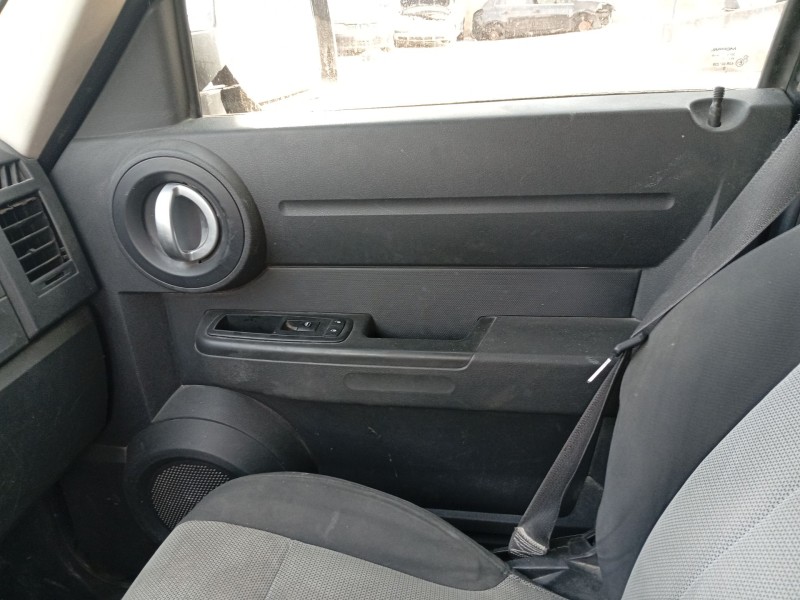 Recambio de guarnecido puerta delantera derecha para dodge nitro 2.8 crd referencia OEM IAM 5KF441DVAD  
