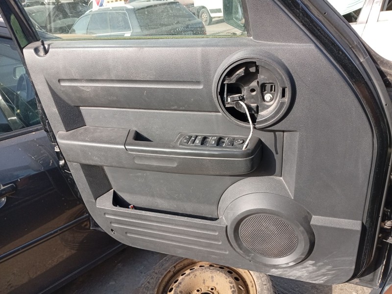 Recambio de guarnecido puerta delantera izquierda para dodge nitro 2.8 crd referencia OEM IAM 5KF451DVAE  