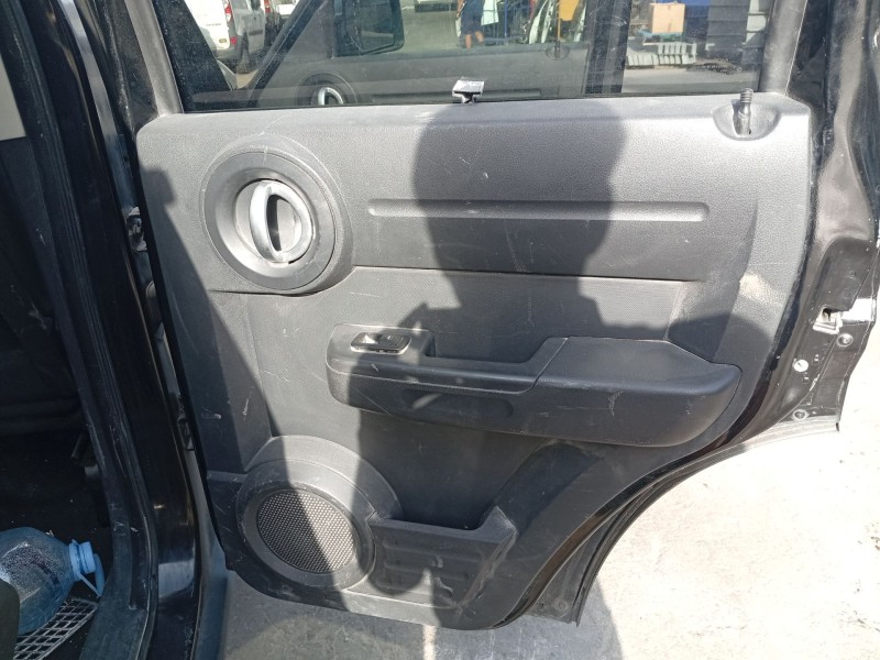 Recambio de guarnecido puerta trasera derecha para dodge nitro 2.8 crd referencia OEM IAM 5KF481DVAA  