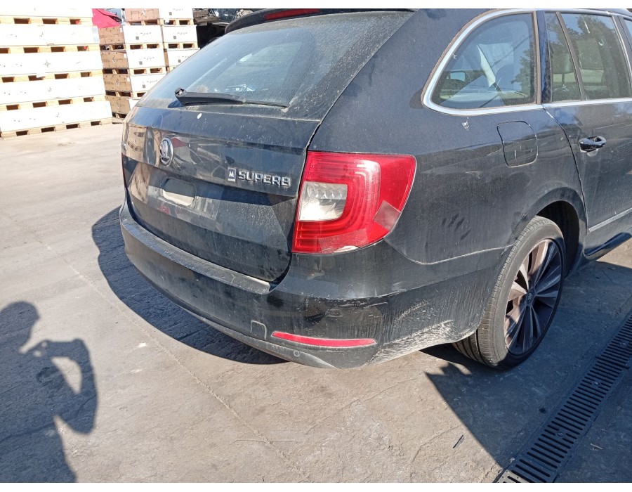 Recambio de paragolpes trasero para skoda superb ii station wagon (3t5) 2.0 tdi 16v referencia OEM IAM 3T5807421  