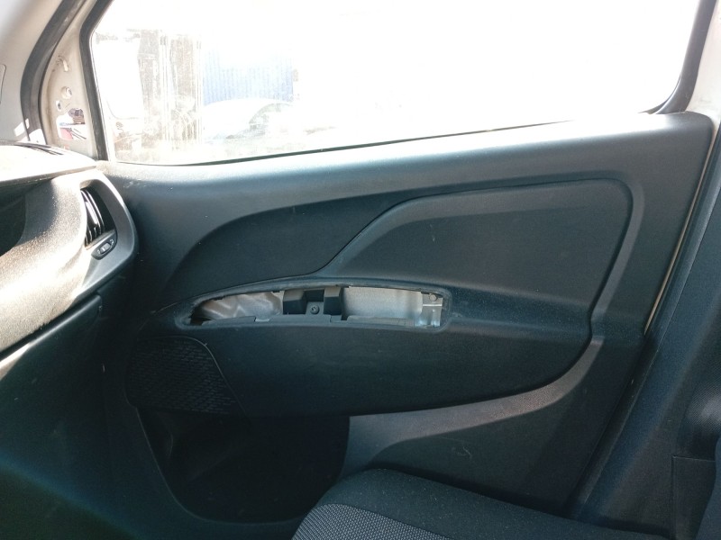 Recambio de guarnecido puerta delantera derecha para fiat doblo cargo (263_) 1.6 d multijet referencia OEM IAM 735469697  