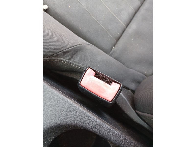 Recambio de enganche cinturon delantero derecho para seat leon (1p1) 1.6 tdi referencia OEM IAM 5P0857756H  