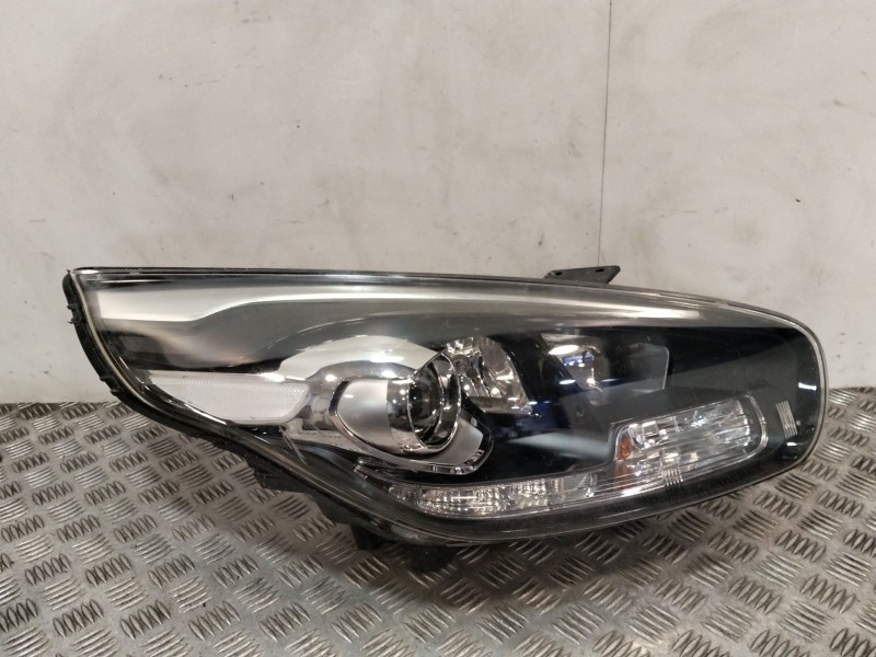 Recambio de faro derecho para kia carens iv 1.7 crdi referencia OEM IAM 92102A4180  