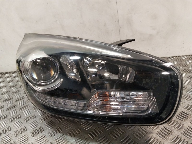 Recambio de faro derecho para kia carens iv 1.7 crdi referencia OEM IAM 92102A4180  