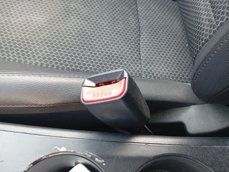 Recambio de enganche cinturon delantero derecho para hyundai ix35 (lm, el, elh) 1.7 crdi referencia OEM IAM 1K06886082  