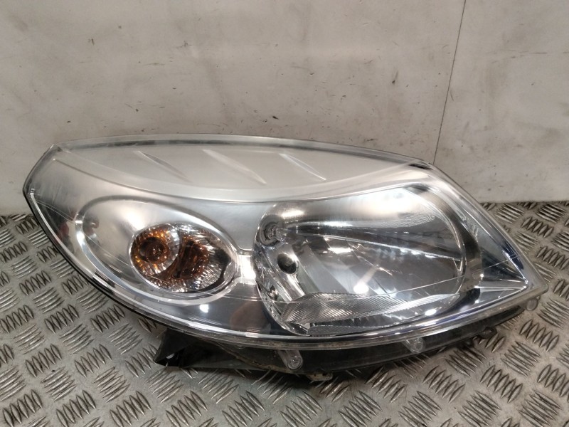 Recambio de faro derecho para dacia sandero (bs_) 1.4 (bs0c, bs0a, bs0g, bs1f, bs0e) referencia OEM IAM 8200733877  