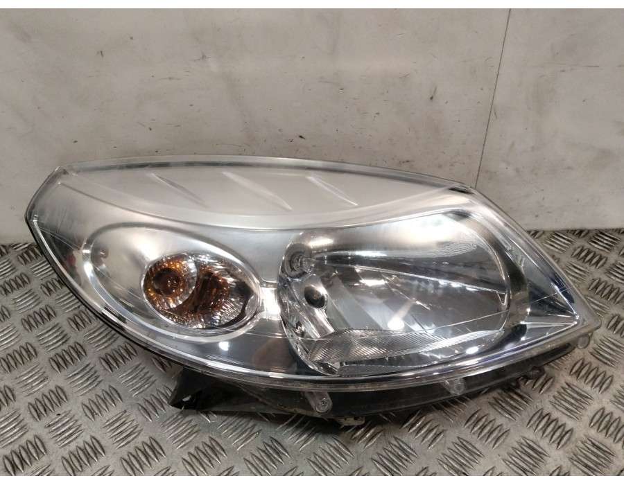Recambio de faro derecho para dacia sandero (bs_) 1.4 (bs0c, bs0a, bs0g, bs1f, bs0e) referencia OEM IAM 8200733877  
