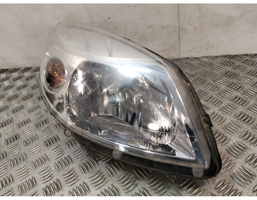 Recambio de faro derecho para dacia sandero (bs_) 1.4 (bs0c, bs0a, bs0g, bs1f, bs0e) referencia OEM IAM 8200733877  