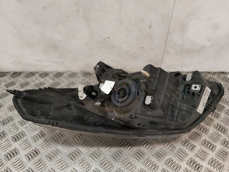 Recambio de faro derecho para dacia sandero (bs_) 1.4 (bs0c, bs0a, bs0g, bs1f, bs0e) referencia OEM IAM 8200733877  