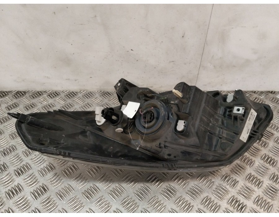 Recambio de faro derecho para dacia sandero (bs_) 1.4 (bs0c, bs0a, bs0g, bs1f, bs0e) referencia OEM IAM 8200733877  