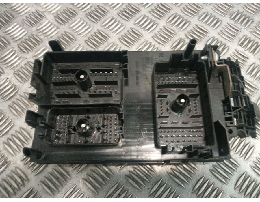Recambio de caja reles / fusibles para opel astra j (p10) 1.7 cdti (68) referencia OEM IAM 13302301 13318782 