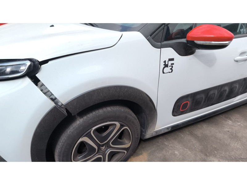 Recambio de aleta delantera izquierda para citroën c3 iii (sx) 1.2 thp 110 referencia OEM IAM 9812515180  