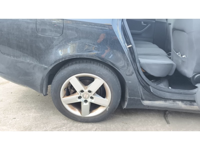 Recambio de paso de rueda trasero derecho para seat exeo (3r2) 2.0 tdi referencia OEM IAM 8E0810172C  