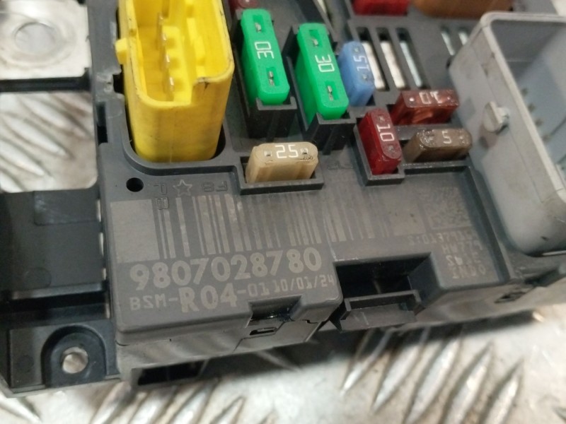 Recambio de caja fusibles para peugeot partner furgoneta/monovolumen 1.6 bluehdi 100 referencia OEM IAM 9807028780  