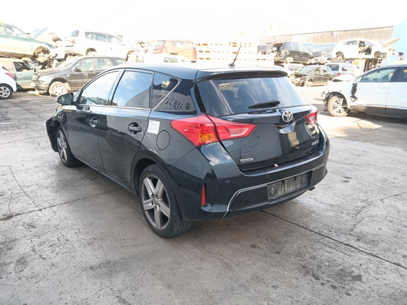 toyota auris (_e18_) del año 2013