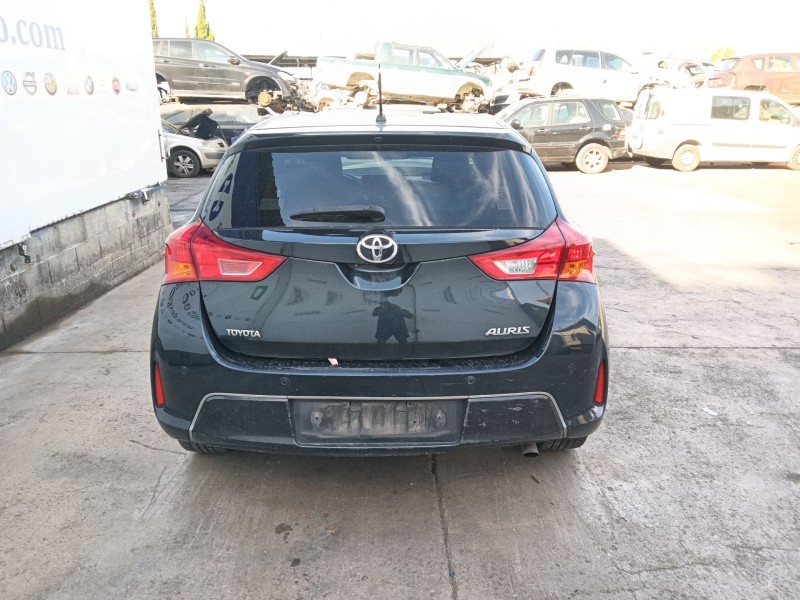 toyota auris (_e18_) del año 2013