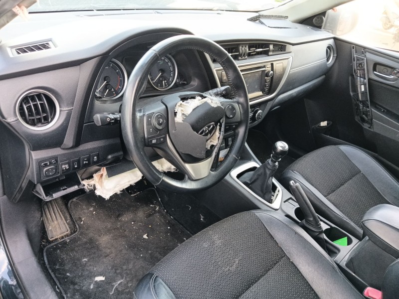 toyota auris (_e18_) del año 2013