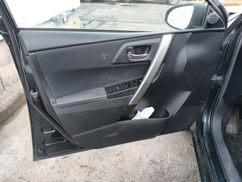 toyota auris (_e18_) del año 2013