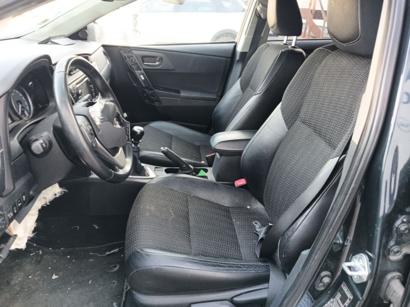 toyota auris (_e18_) del año 2013