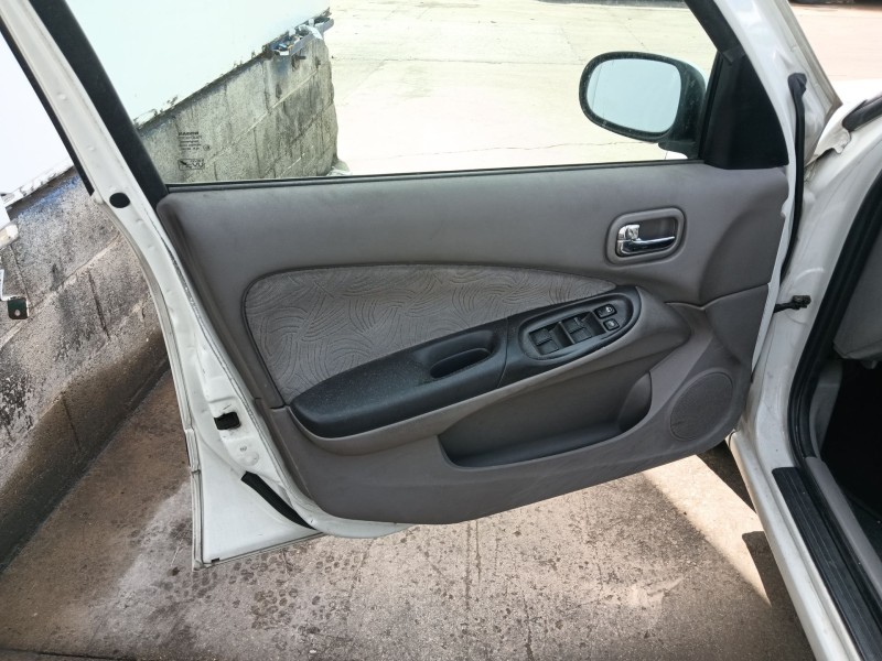 nissan almera ii hatchback (n16) del año 2001