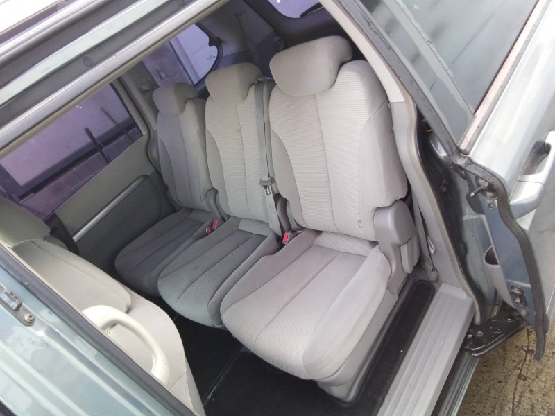 Recambio de asientos traseros para kia carnival 2.9 crdi cat referencia OEM IAM 4701558  