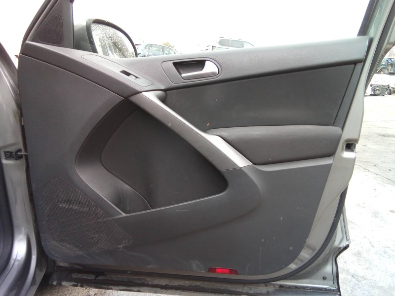 Recambio de guarnecido puerta delantera derecha para volkswagen tiguan (5n1) 2.0 tdi referencia OEM IAM 5N0867012  