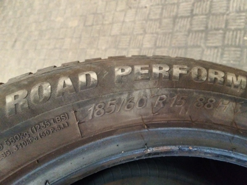 Recambio de neumatico pareja para neumatico neumatico ocasion referencia OEM IAM 185/60/R15 88H ROAD PERFORMANCE 