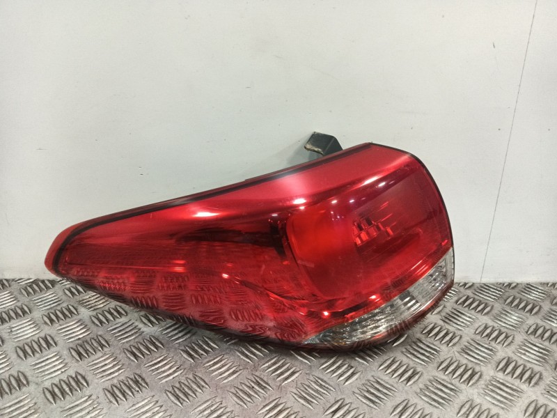 Recambio de piloto trasero izquierdo para kia carens iv 1.7 crdi referencia OEM IAM 92401A4010  