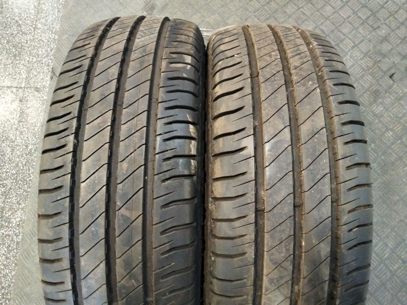 Recambio de neumatico pareja para neumatico neumatico ocasion referencia OEM IAM 215/70/R15 C MICHELIN 