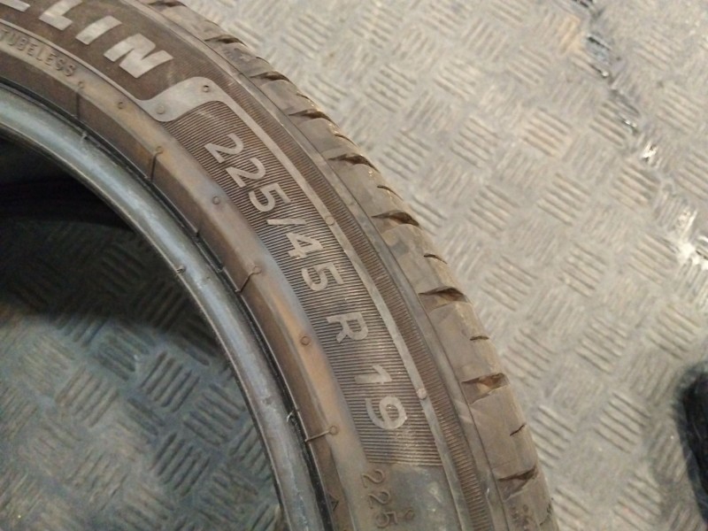 Recambio de neumatico ocasión para neumatico neumatico ocasion referencia OEM IAM 225/45/R19 96W MICHELIN 