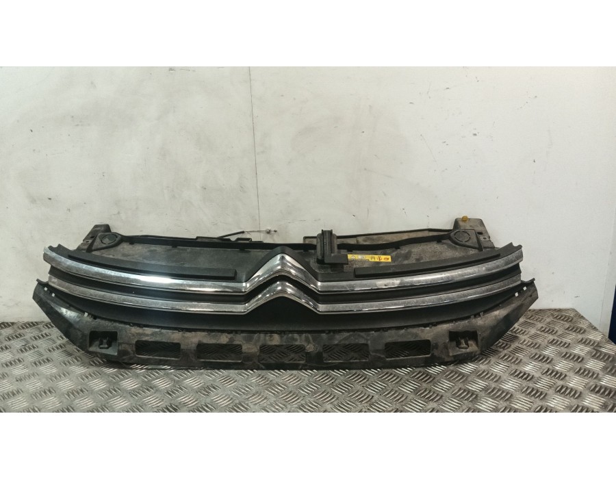 Recambio de rejilla paragolpes delantero para citroën c3 iii (sx) 1.2 thp 110 referencia OEM IAM 9812063477  