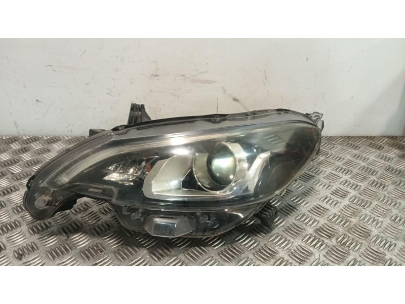 Recambio de faro izquierdo para peugeot 108 1.2 referencia OEM IAM 90026268  